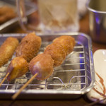 新世界 串かつ おこま - 左から串カツ(牛)、玉ねぎ、うずら。うずらうまし。