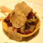 フォリオリーナ・デッラ・ポルタ・フォルトゥーナ - 蝦夷鹿ではくやまと鹿のタルタルです、で！白トリュフデス。。。凄いっす。そう言えばパイを食べるのは初めてかもしれませんねー、生のピスタチオも香りが良くってくすんでいて素敵☆