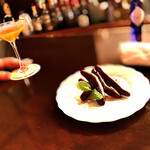 Bar 5517 - ◎ オランジェット　¥1,100  このお店ではありませんが、その昔このようなミントを水に濡らしたティッシュで包んでポケットに入れて家に持ち帰って、鉢植えにして花を咲かせた事があります。