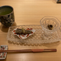 鮨 銀座おのでら 弟 本店 - 鮑の蒸し物と、メヒカリの南蛮漬け