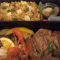 鉄板焼 濠 - 黒毛和牛と車海老のステーキ重弁当 (ガーリックライス) 9,720円