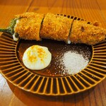 Taishuusakaba Rakuen - 豚巻き万願寺のチーズ揚げ