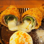 Taishuusakaba Rakuen - 豚巻き万願寺のチーズ揚げ
