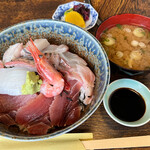 海広 - 海鮮刺身盛り合せ丼 1600円。
