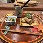 茂幸 - ここらでお盆を変えて、菊菜のお浸し、白和え、海老芋と蓮根だっけか