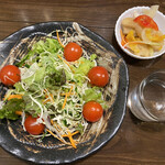 Izakaya Takarabune - 野菜サラダ　680円　と　鯛このしろの南蛮漬け