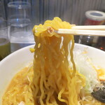 164967139 - 黄色みの強い、北海道らしい麺。硬めの茹で加減、「麺が主役」という主張を感じる