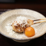 鳥田中 - 七谷地鶏つくね 燻製したきんかん