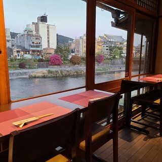 Equipped with private rooms with a panoramic view of the Kamogawa River. Add color to special days such as dates and entertainment.