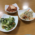 韓国家庭料理 ソウル - 食事前に出てくるキムチとナムル