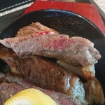 GOHAN-YA あたしんち - ステーキ定食 2,300円(12月24日までの限定)、ステーキ断面