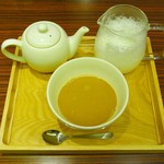 ミルク&パフェ よつ葉ホワイトコージ - 十勝ホワイトコーヒー・贅沢ミルクのカフェオレ(580円)

