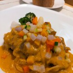 Bistrot saen - 鶏もも肉の赤ワイン煮込。想像してた赤ワイン煮込とビジュアルが全然違いビックリ！！野菜タップリソースで、ケチャップの効いたようなまろやかなソースで、鶏はパリパリ焼かれて非常に美味しい(=^･^=)