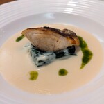 Bistrot saen - 天然鯛のポアレ。下にはホーレンソウのソテーと長芋と豆腐のホワイトソース。グリーンはカブのソース。パリっと焼かれた鯛に、とてもまろやかなソース( ´∀｀)