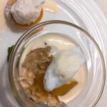 Bistrot saen - 米粉の焼きドーナツの上はもったりしたヨーグルトとチーズクリームが混ざったようなクリームで、まわりはホワイトチョコのソース！！めちゃ手が込んだデザート二種盛りで大満足(≧∀≦)