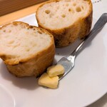 Bistrot saen - サクサク焼かれた大きめサイズ！！手作りバターを添え。3切れ頂きました(^^ゞ何個でも食べれる、、、