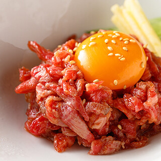 Our signature ``melting broiled yukhoe'' is the best dish to use as a rest for Yakiniku (Grilled meat).