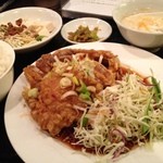 Bishoku Tenchi Haruka - 油淋鶏定食。油淋鶏、豆腐サラダ、スープ、白飯、ザーサイ。鶏肉はカラッとタレは甘めの油淋鶏。結構なボリュームで満腹。イブの昼飯ってことで鶏食べてみましたな¥680。全体的に凡庸です。