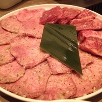 焼肉うしごろ 西麻布本店 - タンとハラミをレモンで！