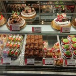 パティスリー ラトリエ グーテ - 下段の小さいケーキで十分だが、デカイケーキを買う親。クリスマスだしまあいっか…。(笑)