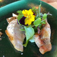 pantagruelico  - 三河もち豚直火焼き。ビオラのお花が美しい。