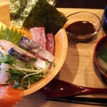 うみからそらへ - ７種の海鮮丼 1100円  小鉢  味噌汁  サラダ付
