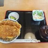 結城つむぎセンター レストラン - わらじカツ丼！お盆の真ん中の空間が寂しい・・・