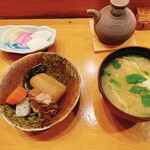 栄寿司小吉 - ランチに付いてくる煮物と味噌汁とお新香