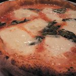 ラ・ピッコラ・ターヴォラ - 日本人イオーロが焼いたマルゲリータ