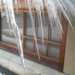 達磨 雪花山房 - トイレ前の屋根のツララ　携帯ですが・・