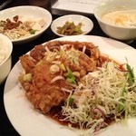 美食天地 遙華 - 油淋鶏定食。油淋鶏、豆腐サラダ、スープ、白飯、ザーサイ。鶏肉はカラッとタレは甘めの油淋鶏。結構なボリュームで満腹。イブの昼飯ってことで鶏食べてみましたな¥680。全体的に凡庸。