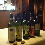 フィオッキ - パスタまでで、６名で　ワインボトルずらりです