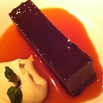 フィオッキ - リン　ゴとアマレッティ　カカオのトルタヴェンダー風味のジェラート添え