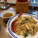 彩華ラーメン  - スタミナ丼とセットのスープ