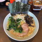 増田家 - ラーメン(中)とトッピングでのりとほうれん草