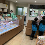 パティスリー タケモト - お店内観。