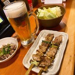 Torikizoku - とりあえずの生ビールと貴族焼きスパイスとホルモンねぎ盛りポン酢とキャベツ