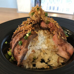 ステーキ丼とパフェ gift - 国産和牛ロースステーキ丼ご飯大盛り断面