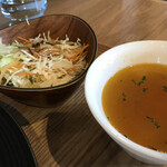 ステーキ丼とパフェ gift - セットの野菜スープとサラダ