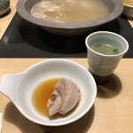 博多華味鳥 - 最初にぶつ切り鶏肉とスープを♪