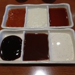 Kushiya Monogatari - ソースをお皿に・・・揚げ物によって、変えて楽しい。