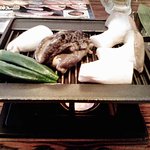 源ぺい - 活けあわびのバター焼き：真ん中の黒っぽいのがあわびです。ピンボケ御免。