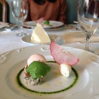 マダム・トキ - ズワイガニとその味噌のサラダ トマトとルコラの軽いクリームソース。泡うまい。