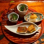 日本料理 つるま - 前菜(まぐろ旨煮 水菜、なまこ酢、大根風呂吹き、カマンベール味噌焼、子持ち昆布天ぷら)