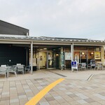 Akai Kutsu - Exterior