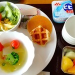 フジヤマテラス - 朝食【サラダ、パンケーキ、ポトフ？】【ヨーグルト、お湯、フルーツ】