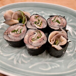 すし屋の野八 - 小肌（大葉、ガリ）