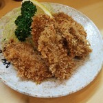 とんかつ燕楽 - カキフライ。美味しいのだが、五個もあると最後のほうは余熱で火が入って硬くなってしまうのが難点。硬くなる前に食え？ いや、火傷するって(´д｀|||)