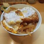 とんかつ燕楽 - カツ丼。最近の映え重視したカツ丼と比較したら地味な姿だが、味は極上。この平凡さうなカツ丼に職人の技が詰まっています。