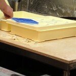 日陰 - 注文分のワンタンを包む